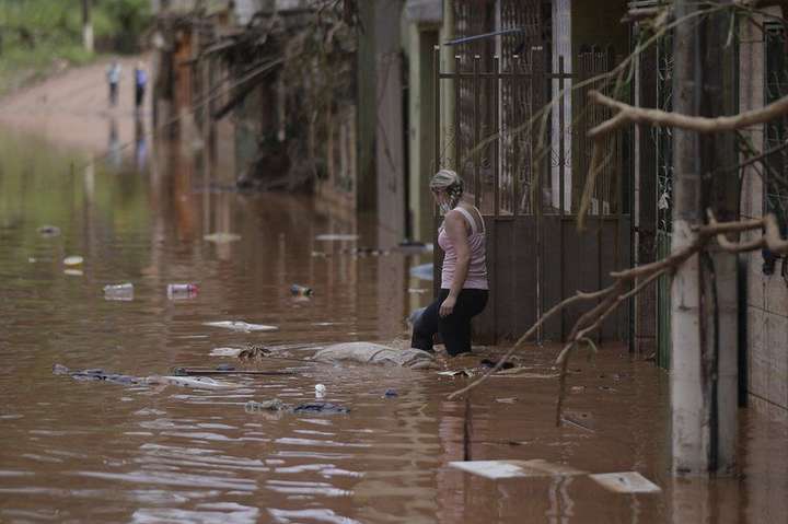 У Бразилії 15 осіб загинули через повінь - Повінь у Бразилії: загинули 15 людей (фото)