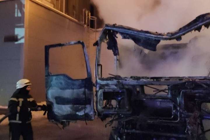 На території заводу в Києві згоріла вантажівка, постраждав водій (фото)