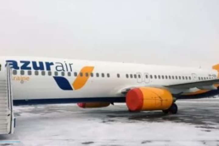 У компанії&nbsp;Azur Air Ukraine повідомили про несправність літака, що має вилетіти до Домінікани - Через обмерзання літака в «Борисполі» застрягли сотні туристів