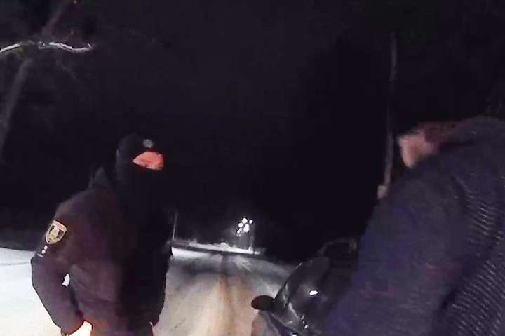 Правоохоронці зупинили водія&nbsp;Opel Vectra, який рухався з непрацюючими фарами - На Київщині п’яний водій тікав від поліції та збив правоохоронця (фото, відео)