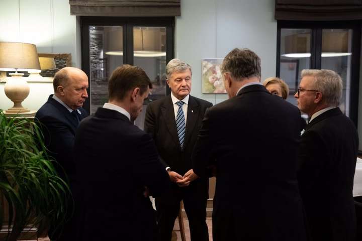Кілька європарламентарів вчора мали зустрічі з Петром Порошенком у Брюсселі - Євродепутати після повернення Порошенка в Україну обговорять його майбутнє