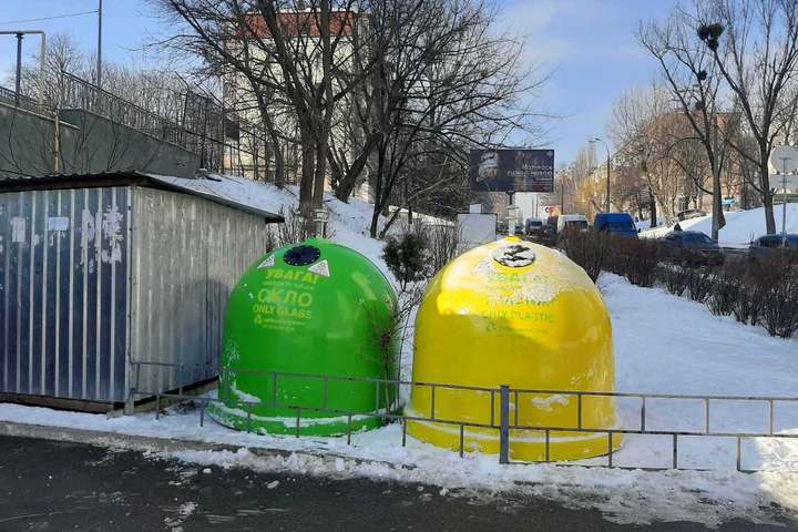 Після новорічних свят із Києва вивезено 250 тонн склобою