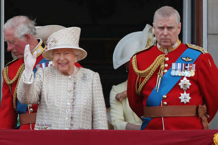 Єлизавета II позбавила принца Ендрю військових звань