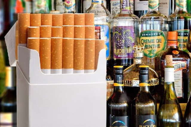 Держстат підрахував, як за рік змінилися ціни на алкоголь і цигарки