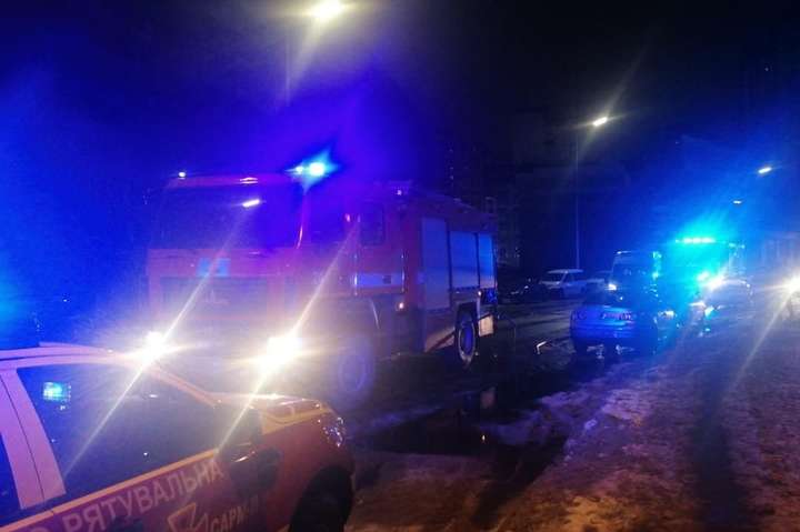 На проїжджій частині дороги в припаркованому автомобілі Volvo виникла пожежа - Вночі на Осокорках згоріла припаркована на узбіччі автівка