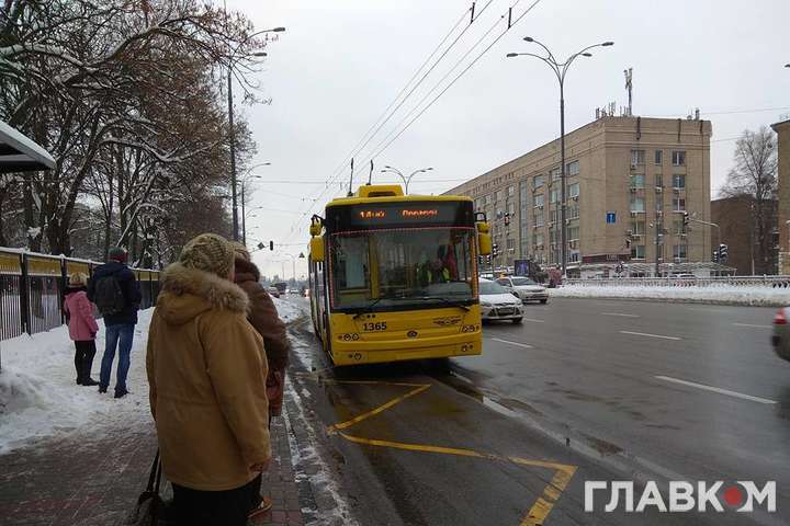 Рух тролейбусів затримується через аварію&nbsp; - У Києві через провалля на дорозі затримуються тролейбуси