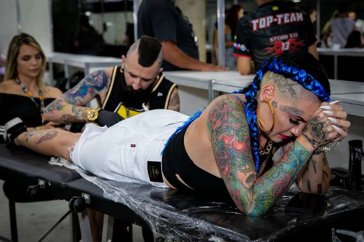 Працівники індустрії тату незадоволені забороною та сподіваються на альтернативу - У Євросоюзі заборонили робити кольорові татуювання