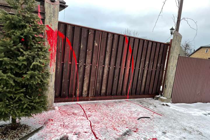 Ворота обійстя залиті червоною фарбою - Невідомі атакували житло столичних активістів (фото)
