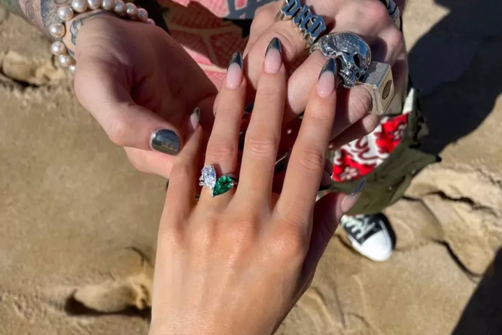 Помолвочное кольцо Меган Фокс с бриллиантом и изумрудом - Более 2,5 млн грн на пальце: все обсуждают помолвочное кольцо Меган Фокс
