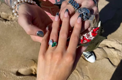 <span>Помолвочное кольцо Меган Фокс с бриллиантом и изумрудом</span>