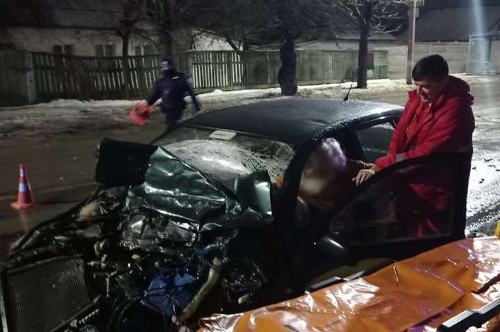 На Київщині вантажівка розчавила автівку з Дідом Морозом за кермом (фото)