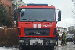 Вітер роздмухав серйозну пожежу в садибі в Жулянах (відео)