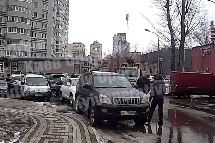 Конфлікт зафіксувала камера відеонагляду - У Києві сталася бійка через неправильне паркування (відео)