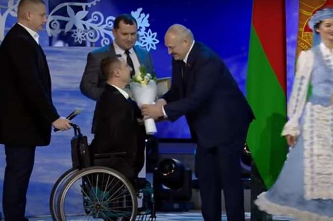 Лукашенко вручає букет чоловікові без рук - Лукашенко вручив букет чоловікові без рук (відео)