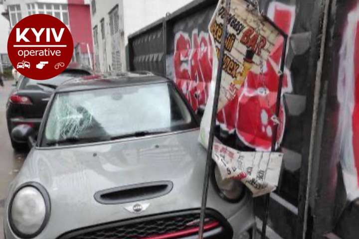 Рекламний щит розбив лобове скло автівки - У Києві ураганний вітер вирвав рекламний щит і той розбив автівку (фото)