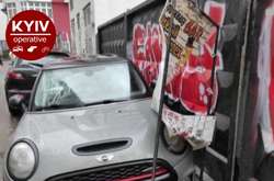 У Києві ураганний вітер вирвав рекламний щит і той розбив автівку (фото)