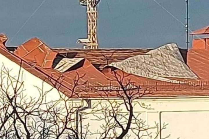 Шквальний вітер зірвав у Чернівцях дах кінотеатру (відео)