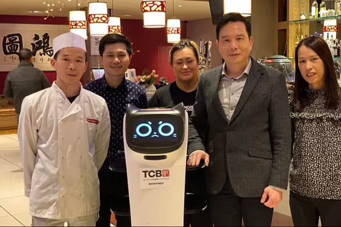 Роботи вперше з&rsquo;явилися в ресторанах The Chinese Buffet у листопаді 2021 року - Мережа ресторанів у Британії замінила офіціантів на роботів-котів (відео)
