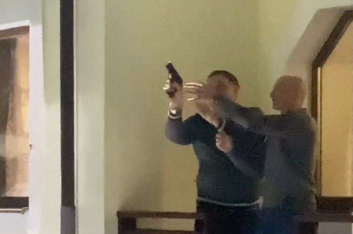 Конфлікт у Буковелі: поліцейські вилучили зброю і проводять перевірку - Киянин вчинив стрілянину у Буковелі: поліція не побачила криміналу 