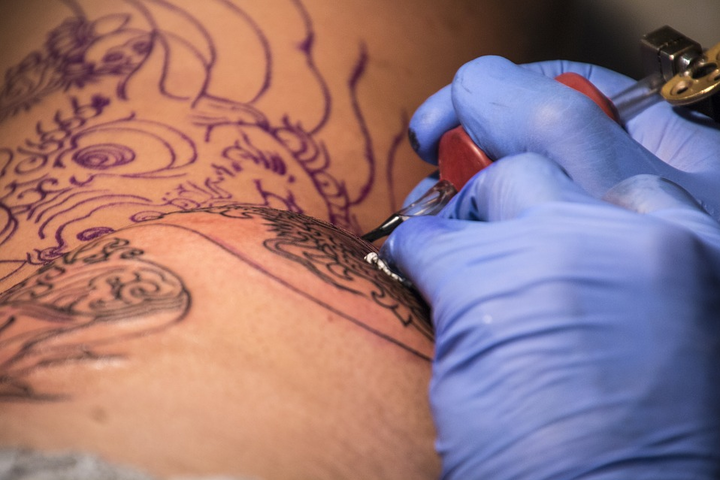 Работники индустрии тату недовольны запретом и надеются на альтернативу - В Евросоюзе запретили делать цветные татуировки