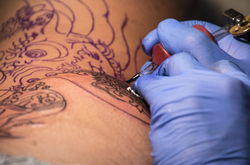 В Евросоюзе запретили делать цветные татуировки