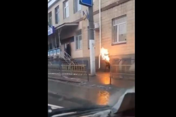 У Подільську чоловік спалив себе біля поліції - На Одещині чоловік спалив себе біля поліції (відео)