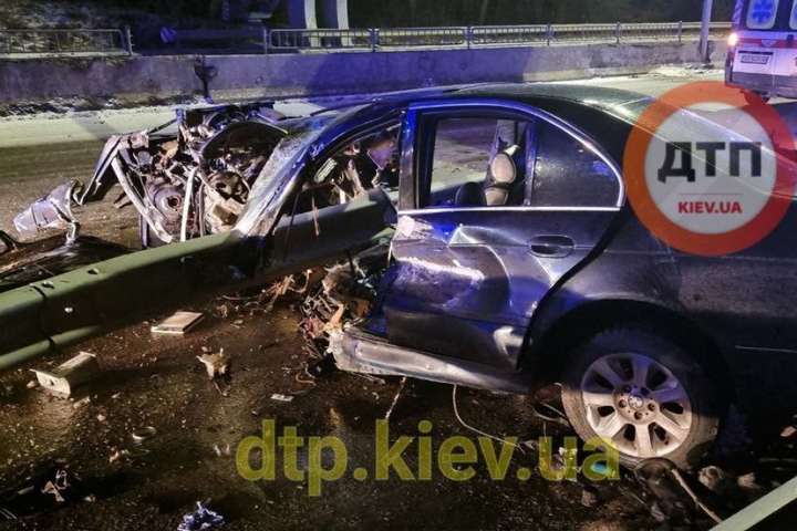 BMW на швидкості наштрикнувся на відбійник - Відірвало ноги і руку: в Києві сталася смертельна ДТП (відео)