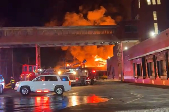 У США на хімічному заводі зайнялася потужна пожежа, є постраждалий - У США горів хімічний завод, є жертви (відео)