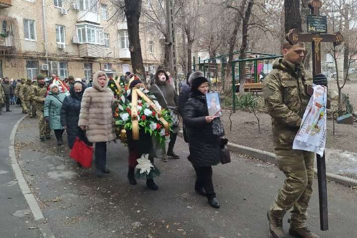 Попрощатися із Іллею Супруном прийшли його побратими, рідні, друзі та інші жителі Дніпра - У Дніпрі попрощалися із загиблим на Донбасі 23-річним захисником (фото)