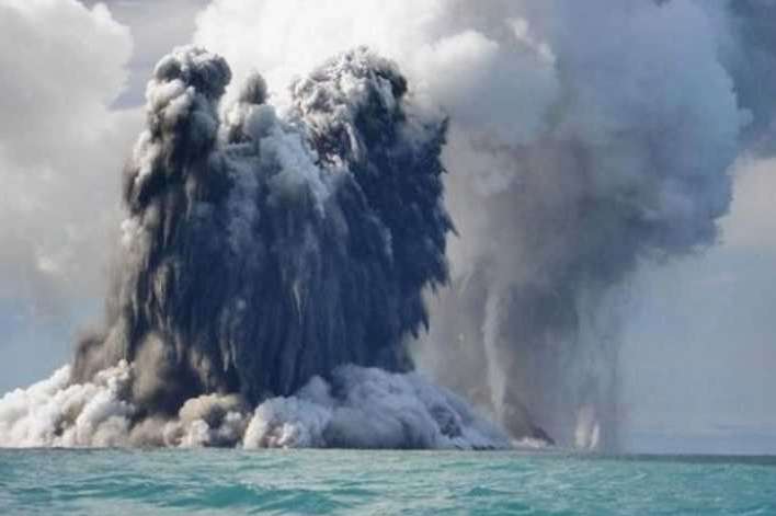 Японію може накрити цунамі через виверження підводного вулкана (відео)