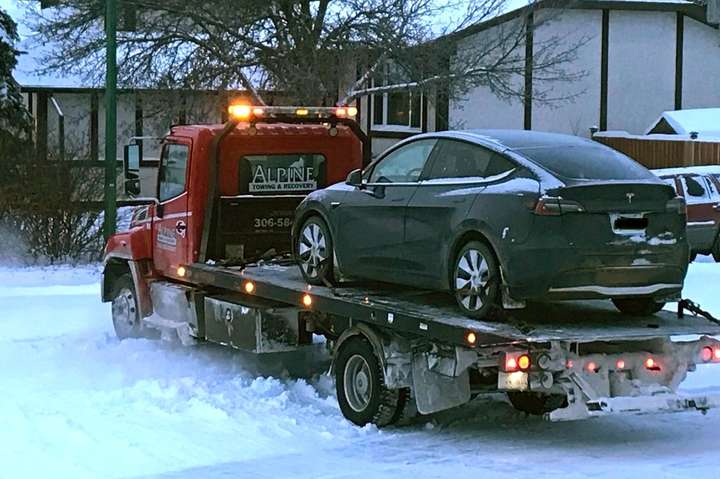 Tesla небезпечна на морозі. У електромобілів знайшли серйозний дефект