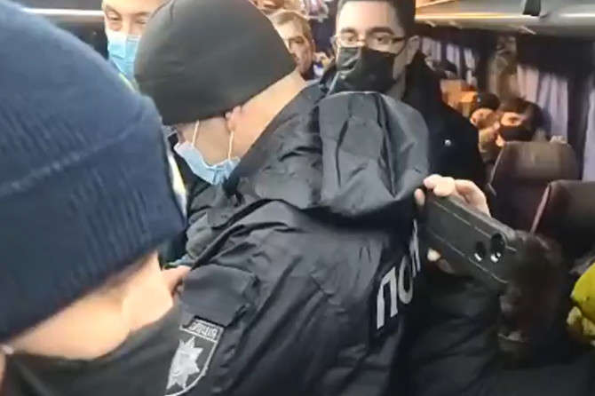 Поліція затримала на блокпосту автобус із прихильниками Порошенка з Донеччини (відео)
