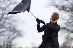 Рятувальники радять щільно закривати вікна під час сильного вітру