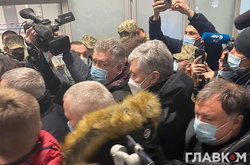 Представители ГБР вручают подозрение Порошенко прямо на паспортном контроле