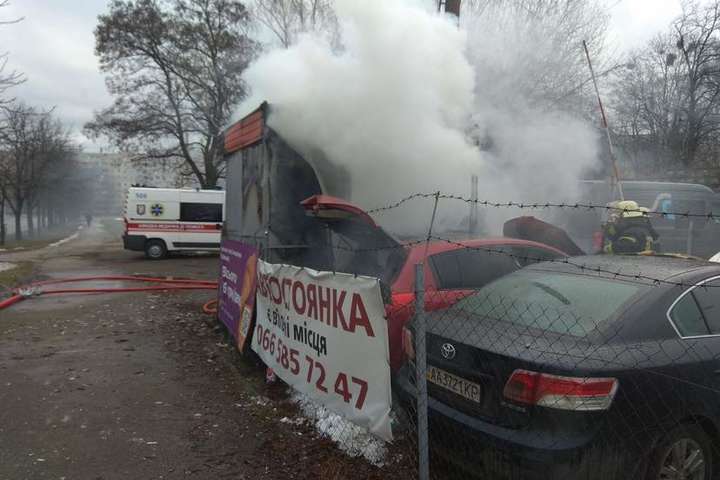 На автостоянці в Києві сталася пожежа з вибухом: постраждав охоронець (фото) 