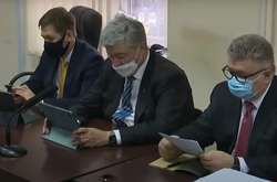 Експрезидент України Петро Порошенко з адвокатами у суді