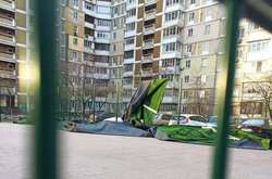 На столичних Позняках вітер зірвав покриття з нового спортмайданчика (фото)