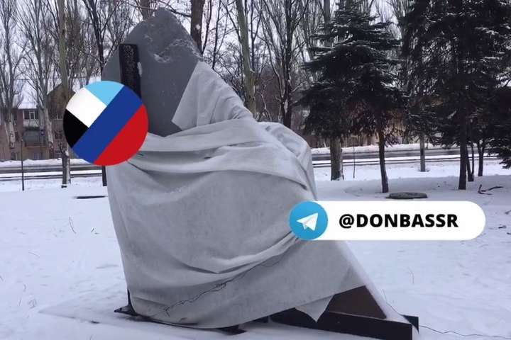 Окупанти поцупили шматок стіни Донецького аеропорту для пам’ятника «добровольцям» (відео)
