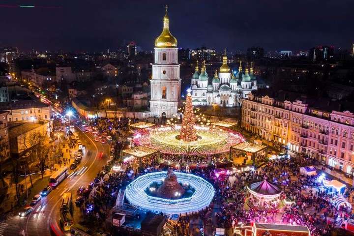 У Києві почався демонтаж новорічних містечок (відео)