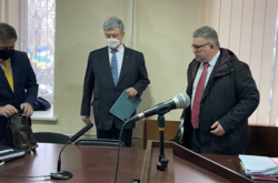  Адвокати Петра Порошенка у Печерському райсуді Києва заявили, що формально він не є підозрюваним у справі про державну зраду 