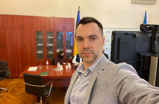 Арестович після критики Зеленського звільнився з Офісу президента 