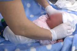 У Києві у «вікно життя» підкинули немовля (відео)