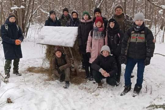 Школярі на Хмельниччині підгодовують лісових звірів