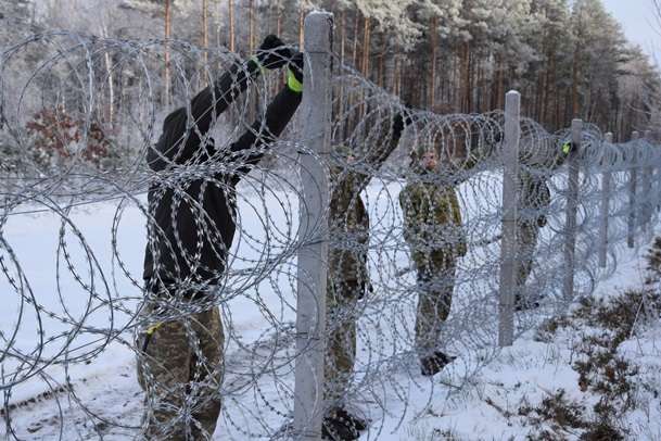 Військові встановлюють колючий дріт на кордоні з Білоруссю (фото, відео)
