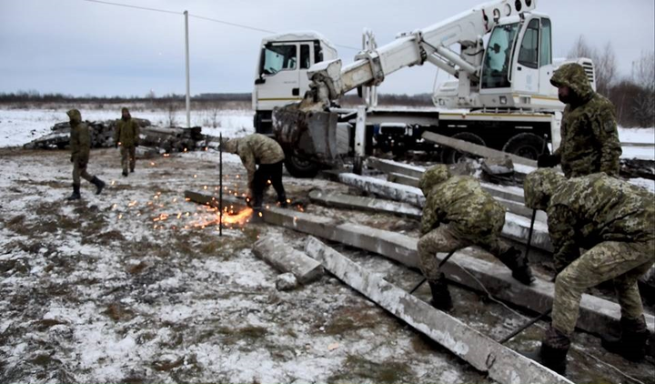 Украина строит вертолетные площадки на границе с Беларусью