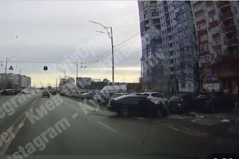 У Києві водій на великій швидкості влетів у припарковані авто (відео)
