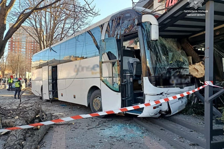 В Одесі пасажирський автобус зіштовхнувся із чотирма авто, є жертви (відео) 