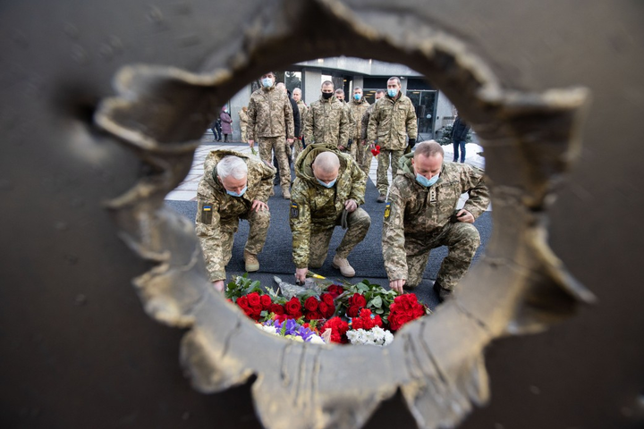 Главы государства и военные почтили память «киборгов» (фото)