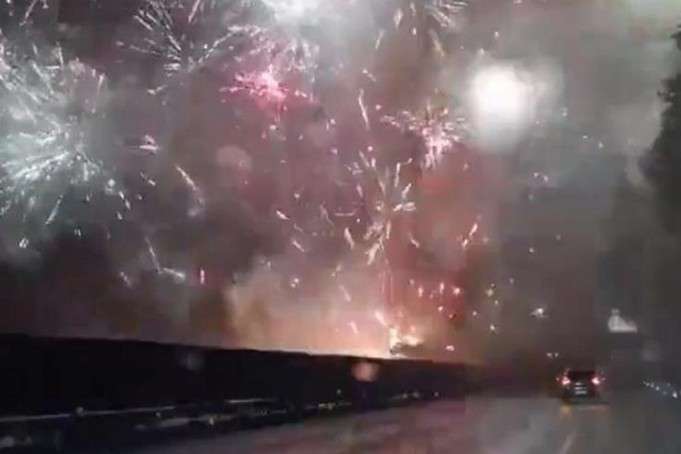 У Китаї вантажівка потрапила у ДТП та запустила в небо сотні феєрверків (відео)