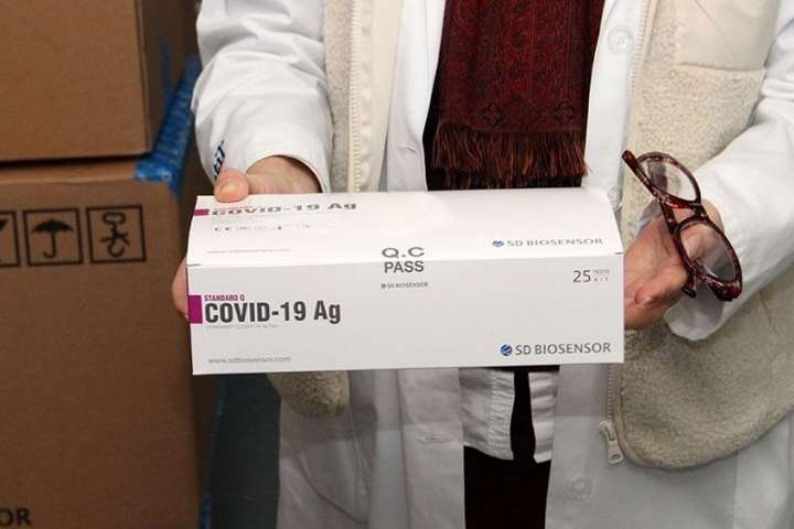 Україна отримала 2 млн експрес-тестів на коронавірус